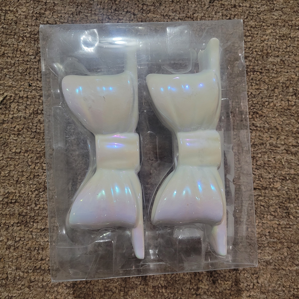 Iridescent White Bow Candle Holders - Picture 2 of 3